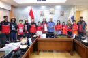 Wamenaker Afriansyah Noor (tengah), berfoto bersama Sekretaris Jenderal KPBI, Michael Oncom (keenam dari kiri), beserta jajaran perwakilan Konfederasi Persatuan Buruh Indonesia (KPBI) usai audiensi di Kantor Kemnaker, Jakarta, Kamis (4/6/2026). (Foto: Biro Humas Kemnaker)