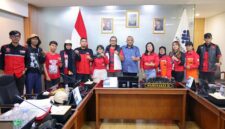 Wamenaker Afriansyah Noor (tengah), berfoto bersama Sekretaris Jenderal KPBI, Michael Oncom (keenam dari kiri), beserta jajaran perwakilan Konfederasi Persatuan Buruh Indonesia (KPBI) usai audiensi di Kantor Kemnaker, Jakarta, Kamis (4/6/2026). (Foto: Biro Humas Kemnaker)