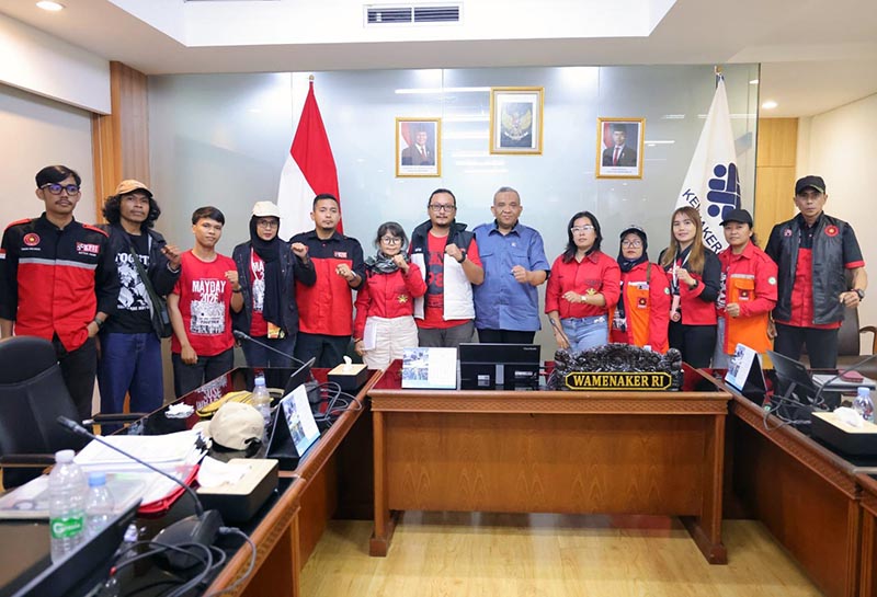 Wamenaker Afriansyah Noor (tengah), berfoto bersama Sekretaris Jenderal KPBI, Michael Oncom (keenam dari kiri), beserta jajaran perwakilan Konfederasi Persatuan Buruh Indonesia (KPBI) usai audiensi di Kantor Kemnaker, Jakarta, Kamis (4/6/2026). (Foto: Biro Humas Kemnaker)