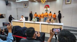 Ketua KPK Setyo Budiyanto dalam konferensi pers di Gedung KPK, Jakarta, Minggu (16/3/2025). FOTO : Detikcom