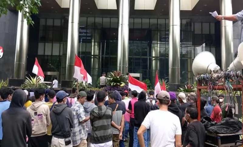 Kantor KPK Digeruduk Massa Tuntut Dugaan Kasus Korupsi Bupati Padang Lawas Utara. FOTO : RZ/LT