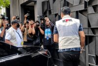 Penyidik KPK berjalan memasuki salah satu lokasi pemeriksaan di bawah kawalan sorotan kamera jurnalis pasca-OTT Bupati Muara Enim Edison, Senin (8/6/2026). Tim satgas kini tengah melakukan pemeriksaan intensif 1x24 jam untuk menentukan status hukum para pihak yang diamankan. (FOTO : Dok. Istimewa/Kabar6official)