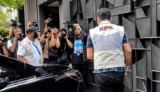 Penyidik KPK berjalan memasuki salah satu lokasi pemeriksaan di bawah kawalan sorotan kamera jurnalis pasca-OTT Bupati Muara Enim Edison, Senin (8/6/2026). Tim satgas kini tengah melakukan pemeriksaan intensif 1x24 jam untuk menentukan status hukum para pihak yang diamankan. (FOTO : Dok. Istimewa/Kabar6official)