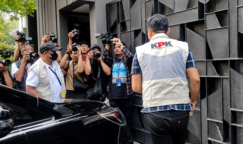 Penyidik KPK berjalan memasuki salah satu lokasi pemeriksaan di bawah kawalan sorotan kamera jurnalis pasca-OTT Bupati Muara Enim Edison, Senin (8/6/2026). Tim satgas kini tengah melakukan pemeriksaan intensif 1x24 jam untuk menentukan status hukum para pihak yang diamankan. (FOTO : Dok. Istimewa/Kabar6official)