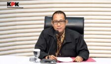 Pelaksana Tugas (Plt) Direktur Penyidikan Komisi Pemberantasan Korupsi (KPK), Achmad Taufik Husein, memberikan keterangan dalam konferensi pers di Gedung Merah Putih KPK, Jakarta, Jumat malam (3/7/26). (FOTO : Tangkapan Layar)