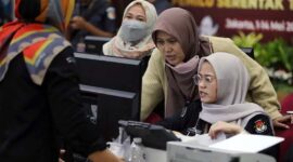 Petugas KPU Pusat melakukan verifikasi berkas pengajuan bakal calon legislatif (bacaleg) Pemilu 2024 di Kantor KPU Pusat, Jakarta, Minggu (14/5/2023). FOTO : FEDRIK TARIG (Fedrik Tarigan/ Jawa Pos )