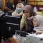 Petugas KPU Pusat melakukan verifikasi berkas pengajuan bakal calon legislatif (bacaleg) Pemilu 2024 di Kantor KPU Pusat, Jakarta, Minggu (14/5/2023). FOTO : FEDRIK TARIG (Fedrik Tarigan/ Jawa Pos )
