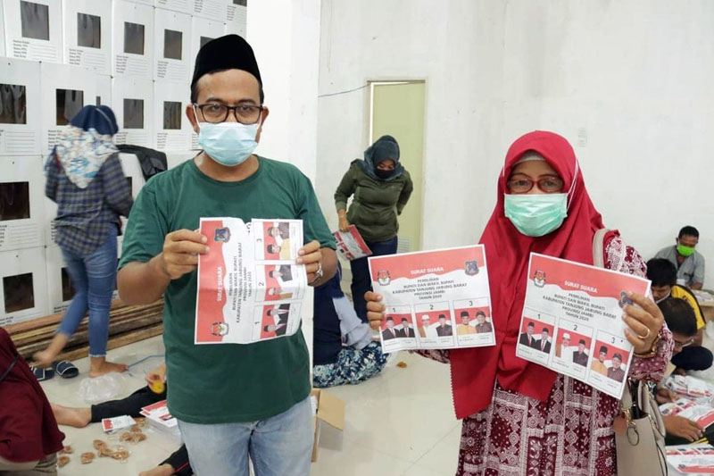 FOTO : Komisioner Divisi Teknis Penyelenggaraan M Sanusi, Menunjukan Surat Suara yang Rusak Ketika Melaksanakan Supervisi dan Monitoring Pelaksanaan Pelipatan Surat Suara Pemilihan Bupati dan Wakil Bupati Kabupaten Tanjung Jabung Barat, Jum'at (20/11/20).