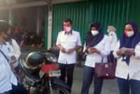 FOTO : Komisi Pemilihan Umum (KPU) Tanjung Jabung Barat Saat Mengelar Sosialisasi dan Bagi-bagi Masker, Senin (05/10/20)