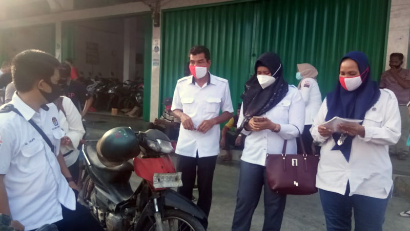 FOTO : Komisi Pemilihan Umum (KPU) Tanjung Jabung Barat Saat Mengelar Sosialisasi dan Bagi-bagi Masker, Senin (05/10/20)