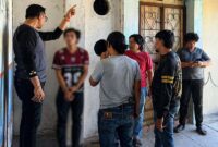 Petugas Kepolisian dari Tim Opsnal Tipidum Satreskrim Polres Tanjab Barat saat mengamankan pelaku berinisial AS (29) di lokasi penangkapan. Tampak petugas sedang melakukan interogasi lapangan dan menunjukkan titik atau modus yang digunakan pelaku saat melancarkan aksi pencuriannya. (FOTO : Dok. Polres Tjb)