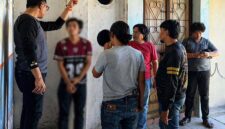 Petugas Kepolisian dari Tim Opsnal Tipidum Satreskrim Polres Tanjab Barat saat mengamankan pelaku berinisial AS (29) di lokasi penangkapan. Tampak petugas sedang melakukan interogasi lapangan dan menunjukkan titik atau modus yang digunakan pelaku saat melancarkan aksi pencuriannya. (FOTO : Dok. Polres Tjb)