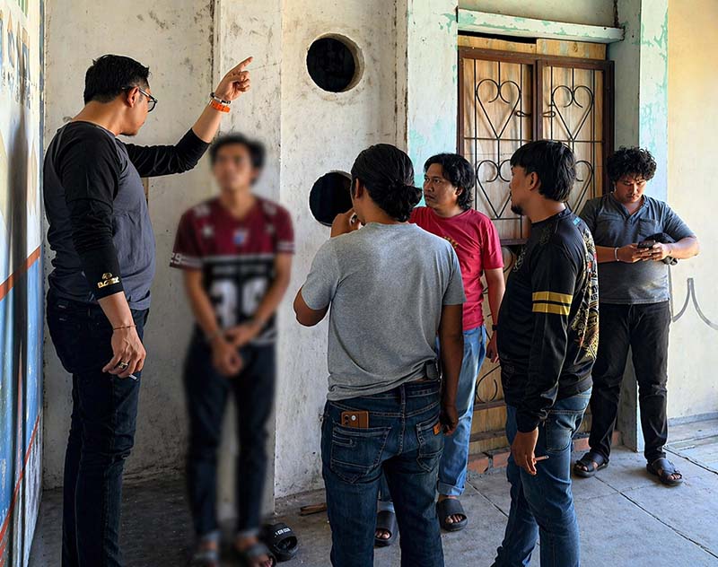 Petugas Kepolisian dari Tim Opsnal Tipidum Satreskrim Polres Tanjab Barat saat mengamankan pelaku berinisial AS (29) di lokasi penangkapan. Tampak petugas sedang melakukan interogasi lapangan dan menunjukkan titik atau modus yang digunakan pelaku saat melancarkan aksi pencuriannya. (FOTO : Dok. Polres Tjb)