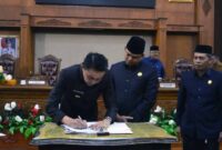 PJ Bupati Muaro Jambi Bachyuni Deliansyah dan Pimpinan DPRD Penandatanganan Nota Kesepakatan KUA PPAS Perubahan APBD Tahun Anggaran 2022 di Gedung Utama DPRD Muaro Jambi, Selasa (9/8/22). FOTO : Ist