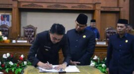PJ Bupati Muaro Jambi Bachyuni Deliansyah dan Pimpinan DPRD Penandatanganan Nota Kesepakatan KUA PPAS Perubahan APBD Tahun Anggaran 2022 di Gedung Utama DPRD Muaro Jambi, Selasa (9/8/22). FOTO : Ist