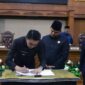 PJ Bupati Muaro Jambi Bachyuni Deliansyah dan Pimpinan DPRD Penandatanganan Nota Kesepakatan KUA PPAS Perubahan APBD Tahun Anggaran 2022 di Gedung Utama DPRD Muaro Jambi, Selasa (9/8/22). FOTO : Ist