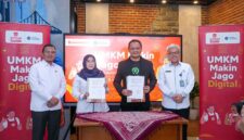 Perwakilan Kementerian Ketenagakerjaan dan PT GoTo Gojek Tokopedia Tbk berfoto bersama seusai menandatangani nota kesepahaman program upskilling literasi digital bagi Tenaga Kerja Mandiri (TKM) sektor kuliner di BBPVP Bandung, Jawa Barat, Senin (8/6/2026). Kerja sama ini diinisiasi untuk mempercepat integrasi pelaku UMKM kuliner ke dalam ekosistem digital nasional. (Foto: Biro Humas Kemnaker).