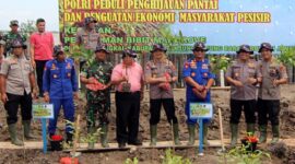 FOTO : Kapolda Jambi Irjen Pol Drs. Firman Shantyabudi, M.Si dan Bupati Tanjab Barat Dr. H. Safrial Menyambut Kedatangan Melakukan Penanaman Pohon Mangrove di Parit 9 Desa Tungakal I, Kecamatan Tungkal Ilir, Jumat (21/02/20).