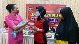 Ketua Bhayangkari Daerah Jambi, Ny. Evi Rachmad Wibowo Memgendong Balita Saat Kunjungan di Lapas Perempuan Kelas IIB Jambi di Muaro Jambi, Jumat (30/9/22). FOTO : IST/HMS.