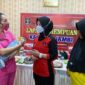 Ketua Bhayangkari Daerah Jambi, Ny. Evi Rachmad Wibowo Memgendong Balita Saat Kunjungan di Lapas Perempuan Kelas IIB Jambi di Muaro Jambi, Jumat (30/9/22). FOTO : IST/HMS.