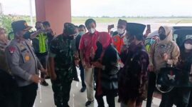 Danrem 042/Gapu Brigjen TNI Supriono Ketika Sambut Kedatangan Mensos RI Tri Rismaharini di VVIP Room Bandara Sultan Thaha Jambi, Selasa, (15/03/22). FOTO : PENREM