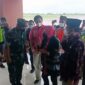 Danrem 042/Gapu Brigjen TNI Supriono Ketika Sambut Kedatangan Mensos RI Tri Rismaharini di VVIP Room Bandara Sultan Thaha Jambi, Selasa, (15/03/22). FOTO : PENREM