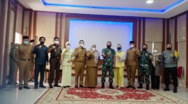 Bupati Muaro Jambi Hj. Masnah Busro didampingi Wakil Bupati Bambang Bayu Suseno Berfoto Bersama dengan Danrem 042/Gapu Brigjen TNI M. Zulkifli, S.IP, MM bersama istri di Aula Rumah Dinas Bupati Muaro Jambi, Senin (31/1/22). FOTO : Noval