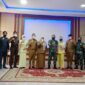 Bupati Muaro Jambi Hj. Masnah Busro didampingi Wakil Bupati Bambang Bayu Suseno Berfoto Bersama dengan Danrem 042/Gapu Brigjen TNI M. Zulkifli, S.IP, MM bersama istri di Aula Rumah Dinas Bupati Muaro Jambi, Senin (31/1/22). FOTO : Noval