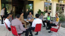 Suasana Santai Saat Pj Bupati Muaro Jambi Bachyuni Deliansyah Kunjungan kerja di Polres Muaro Jambi, Senin (30/5/22). FOTO : Noval