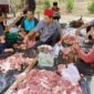 ASN BKPSDM Tanjab Barat Saat Memnmbang Daging Kurban. FOTO : LT