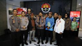 Kabid Humas Polda Jambi Kombes Pol Mulia Prianto dan Paur Penum Subbid Penmas Ipda Alamsyah Amin saat Dampingi Suku Dayak ke Divisi Humas Polri di Jakarta, Selasa (27/6/23). FOTO : Hms