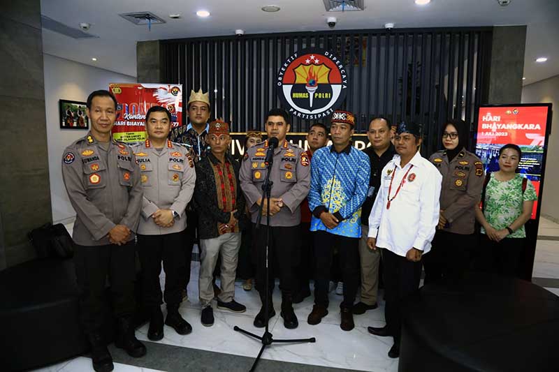 Kabid Humas Polda Jambi Kombes Pol Mulia Prianto dan Paur Penum Subbid Penmas Ipda Alamsyah Amin saat Dampingi Suku Dayak ke Divisi Humas Polri di Jakarta, Selasa (27/6/23). FOTO : Hms