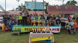 Kapolsek Sekernan IPTU Wiji Nur Eko Wahyu Saat Menyampaikan Sambutan Acara Pembukaan Kades Cup I Desa Pulau Kayu Aro, Sabtu (12/11/22). FOTO : Humas PMJ