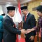 Kadishub Sumut Agustinus Panjaitan Menerima Ucapan Selamat Usai Dikukuhkan Sebagai Pjs Bupati Toba. (FOTO : Gunawan H)