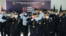 Kakanim Kelas II TPI Kuala Tungkal dan Jajaran mengikuti Upacara Peringatan Hari Bhakti Imigrasi ke-72, di Aula Kantor Imigrasi, Kamis (27/1/22). FOTO: Dok Kanim Kelas II TPI Kuala Tungkal