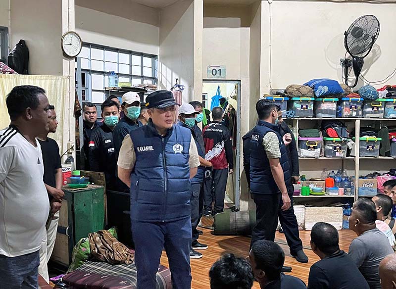 Kakanwil Ditjenpas Jambi, Hidayat Saat Pimpin Razia Serentak Lapas/Rutan di Wilayah Jambi, Jumat (10/10/25). FOTO : HMS