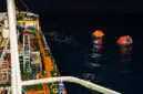 Aksi kemanusiaan di laut lepas. Kapal tanker MT Mauhau saat mengevakuasi 16 korban selamat KMP Virgo Transport 08 sebelum diserahkan kepada tim Basarnas. (FOTO : Dok. Pertamina Patra Niaga) 