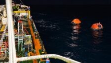 Aksi kemanusiaan di laut lepas. Kapal tanker MT Mauhau saat mengevakuasi 16 korban selamat KMP Virgo Transport 08 sebelum diserahkan kepada tim Basarnas. (FOTO : Dok. Pertamina Patra Niaga) 