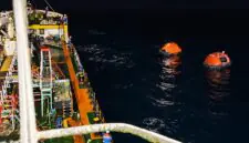 Aksi kemanusiaan di laut lepas. Kapal tanker MT Mauhau saat mengevakuasi 16 korban selamat KMP Virgo Transport 08 sebelum diserahkan kepada tim Basarnas. (FOTO : Dok. Pertamina Patra Niaga) 