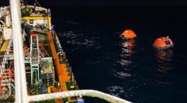 Aksi kemanusiaan di laut lepas. Kapal tanker MT Mauhau saat mengevakuasi 16 korban selamat KMP Virgo Transport 08 sebelum diserahkan kepada tim Basarnas. (FOTO : Dok. Pertamina Patra Niaga) 