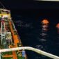Aksi kemanusiaan di laut lepas. Kapal tanker MT Mauhau saat mengevakuasi 16 korban selamat KMP Virgo Transport 08 sebelum diserahkan kepada tim Basarnas. (FOTO : Dok. Pertamina Patra Niaga) 
