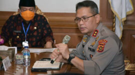 FOTO : Kapolda Jambi Irjen Pol Firman Shantyabudi saat Mengikuti Rapat Evaluasi Penanganan Covid-19 di wilayah Provinsi Jambi via zoom meeting di Ruang Rapat Utama Kantor Gubernur Jambi, Jumat (07/08/20)