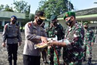 FOTO : Kapolda Jambi Irjen Pol Firman Shantyabudi Menyerahkan Bantuan 40 Tabung Oksigen Portabel kepada Danrem 042/Garuda Putih Brigjen TNI M Zulkifli di Makorem 042/Garuda Putih, Kamis (27/08/20).