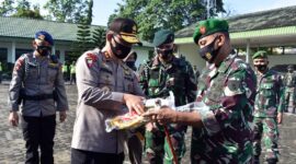 FOTO : Kapolda Jambi Irjen Pol Firman Shantyabudi Menyerahkan Bantuan 40 Tabung Oksigen Portabel kepada Danrem 042/Garuda Putih Brigjen TNI M Zulkifli di Makorem 042/Garuda Putih, Kamis (27/08/20).