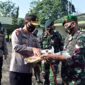 FOTO : Kapolda Jambi Irjen Pol Firman Shantyabudi Menyerahkan Bantuan 40 Tabung Oksigen Portabel kepada Danrem 042/Garuda Putih Brigjen TNI M Zulkifli di Makorem 042/Garuda Putih, Kamis (27/08/20).