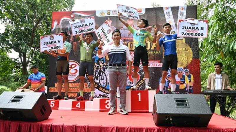 Kapolda Jambi Irjen Pol. Rusdi Hartono membuka  secara resmi Kejuaraan Balap Sepeda (Road Bike) Kapolda Cup Siginjai Presisi 2024 star di halaman Mapolda Jambi, Sabtu, (13/07/24). FOTO : HMS