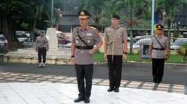 Kapolda Jambi Irjen Pol Rusdi Hartono Ketika memimpin pelaksanaan Ziarah Rombongan ke Taman Makam Pahlawan Satria Bakti, Selasa (27/6/22). FOTO : Hms