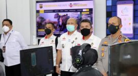 Kapolda Jambi Irjen Pol A. Rachmad Wibowo, SIK Saat Memebrikan Papran Aplikasi Asap Digital Kepada Tim Deputi Bidkoor Pertahanan Kemenkopolhukam RI di Ruang Command Center Mapolda Jambi, Selasa (14/12/21). FOTO : HUMAS Polda Jambi