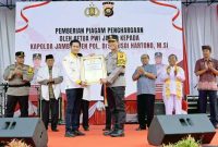Ketua PWI Kota Jambi Irwansyah saat Berikan Penghargaan kepada Kapolda Jambi Irjen Pol Drs Rusdi Hartono pada Peringatan HPN 2024. FOTO : Viryzha