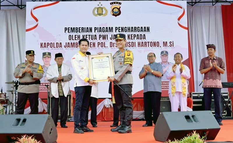 Ketua PWI Kota Jambi Irwansyah saat Berikan Penghargaan kepada Kapolda Jambi Irjen Pol Drs Rusdi Hartono pada Peringatan HPN 2024. FOTO : Viryzha